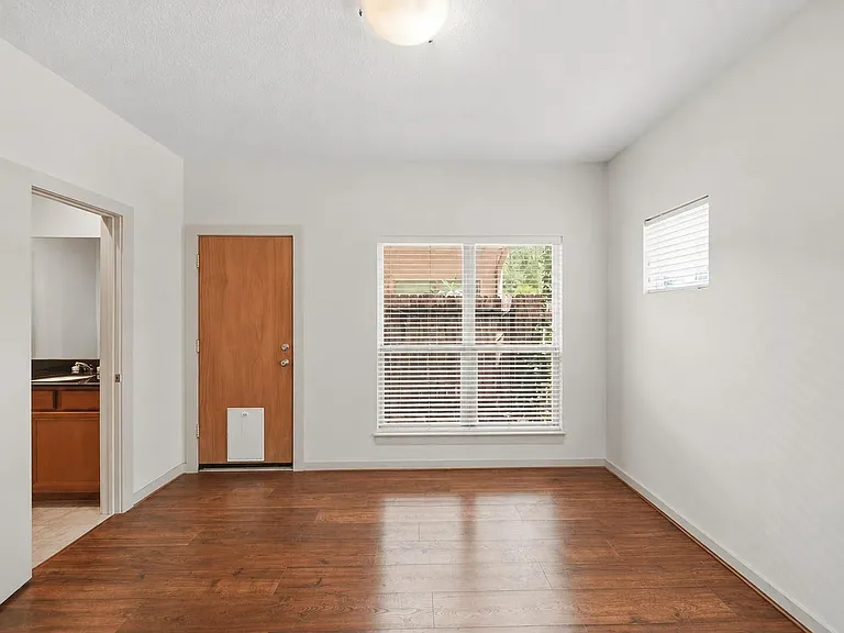 4036 Center St — Photo 4