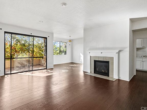 2nd image of 13214 Moorpark St APT 302