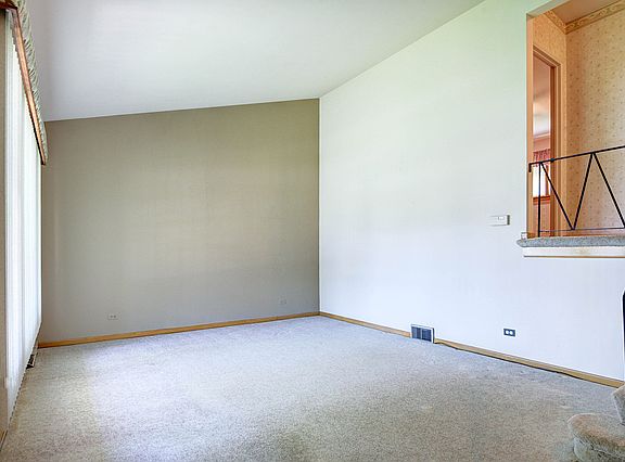 4th image of 9324 S Massasoit Ave