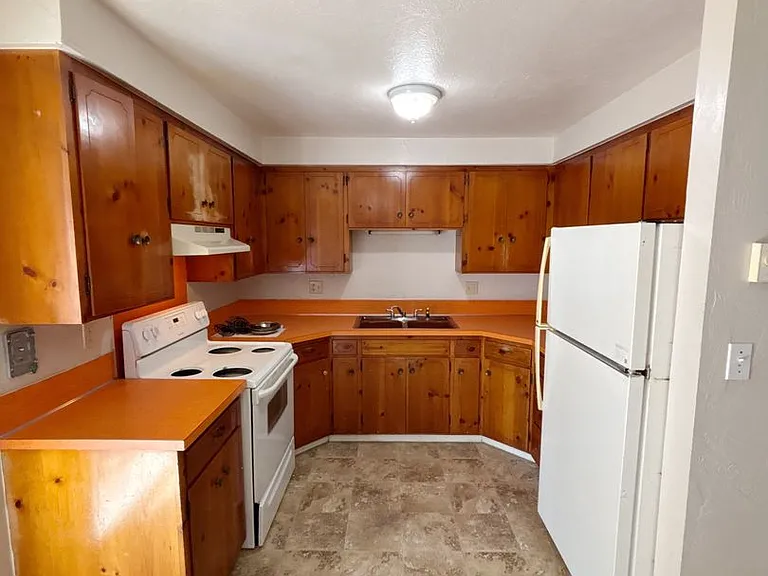1110 Garfield St — Photo 3