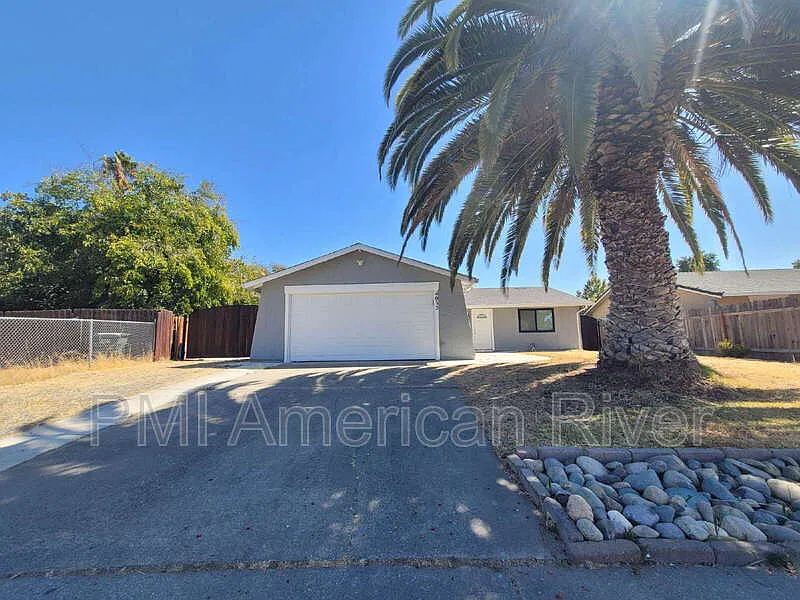 3 bed, 1.0 bath, 1035 sqft, $2,450 — Photo 2