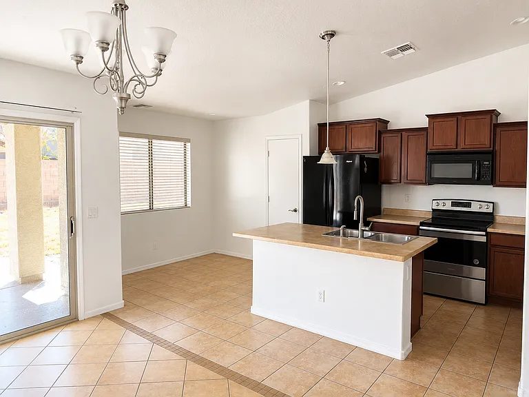 10917 W Minnezona Ave — Photo 2