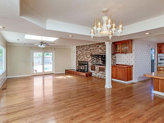 5th image of 885 Chapman St