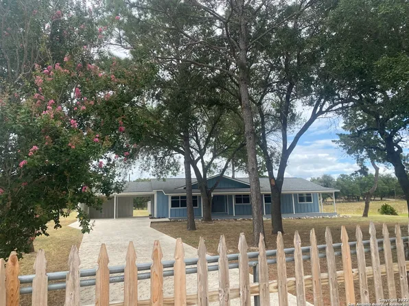 136 ROLLING HILLS DR, La Vernia, TX 78121