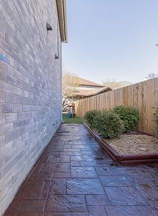 5th image of 1305 Carriage Hills Trl