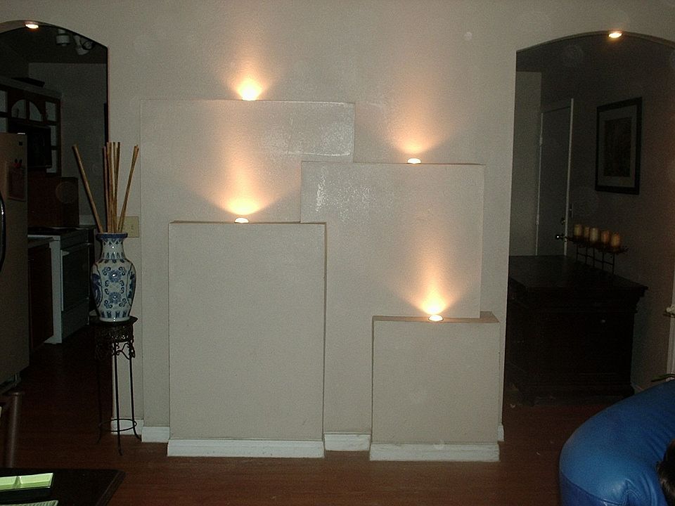 LIVING ROOM W/ VAULTED CIELINGS 