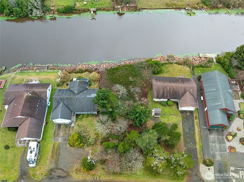 3rd image of 569 Canal Drive NE