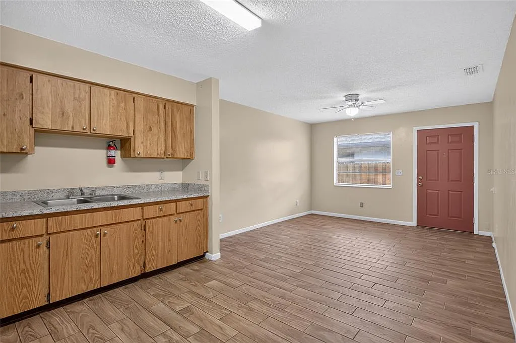 3 bed, 1.0 bath, 900 sqft, $1,550 — Photo 4
