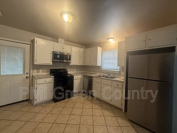 4th image of 519 E Zion St