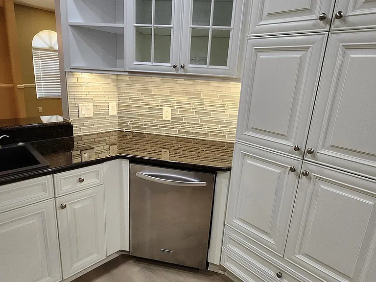 Kitchen Cabinets, Dishwasher