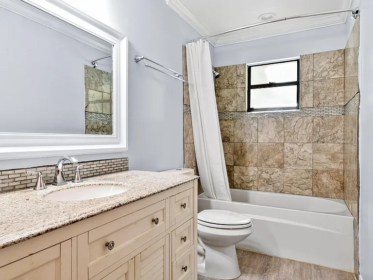 2374 SE Marseille St — Photo 17