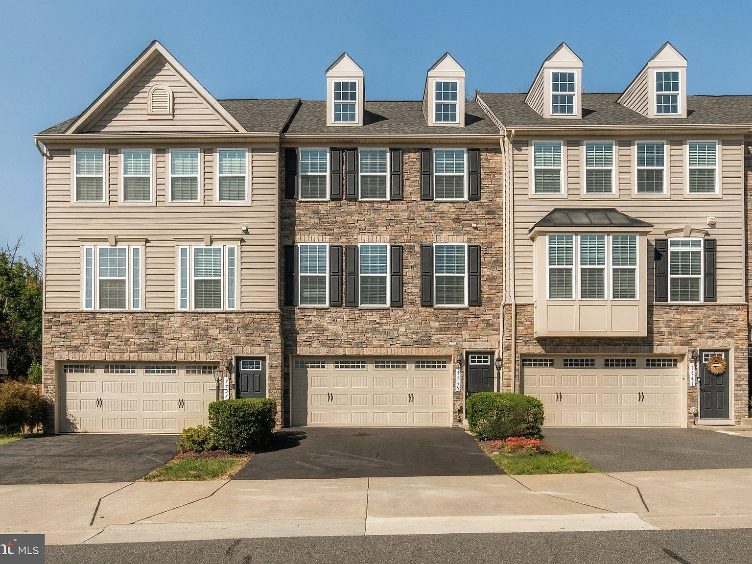 3 bed, 3.5 bath, 2418 sqft, $3,500 — Photo 1