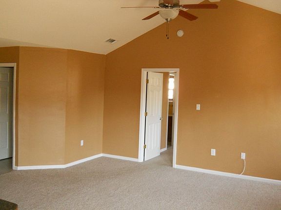 3rd image of 817 Summer Ln