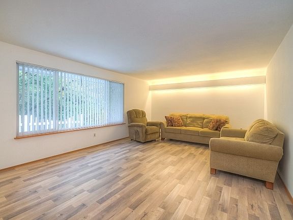 2nd image of 10918 Glenwood Dr SW