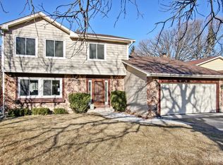 858 N Beck Rd, Lindenhurst, IL 60046