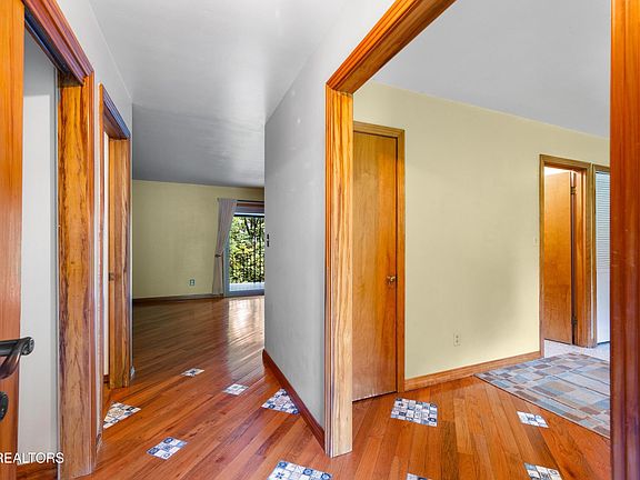 4th image of 4912 Laurelwood Rd