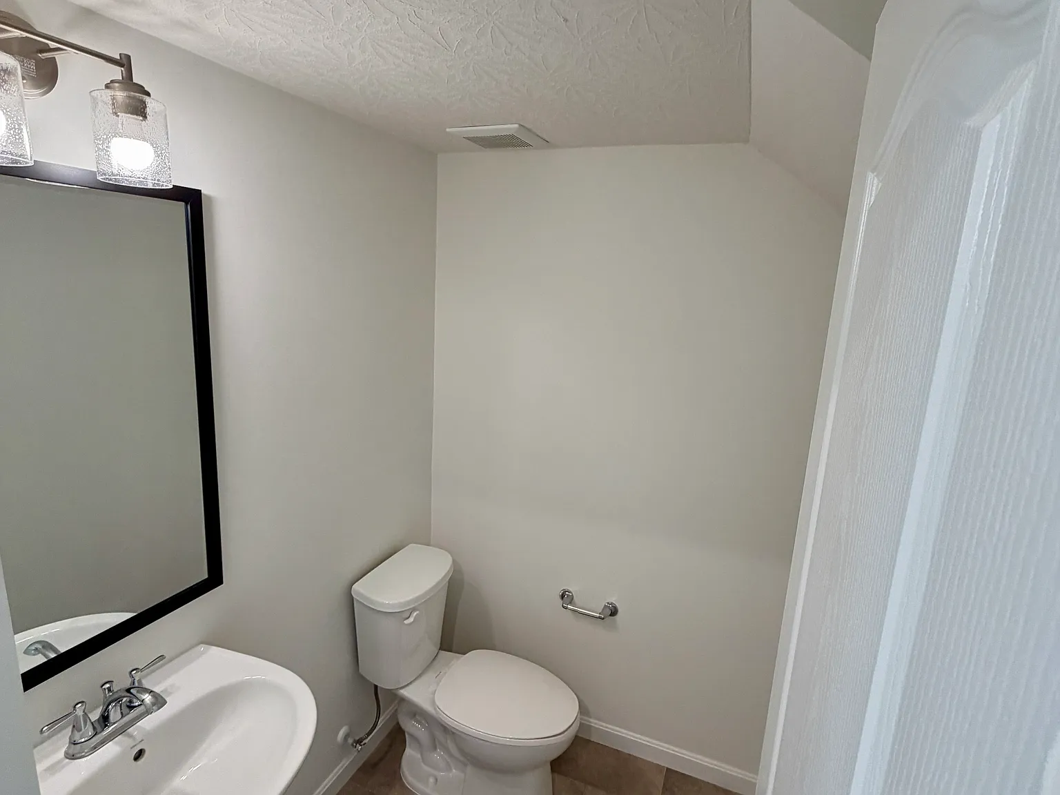 4 bed, 1911 sqft, $2,450 — Photo 3