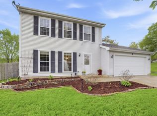 9 Chaucer Ln, Streamwood, IL 60107