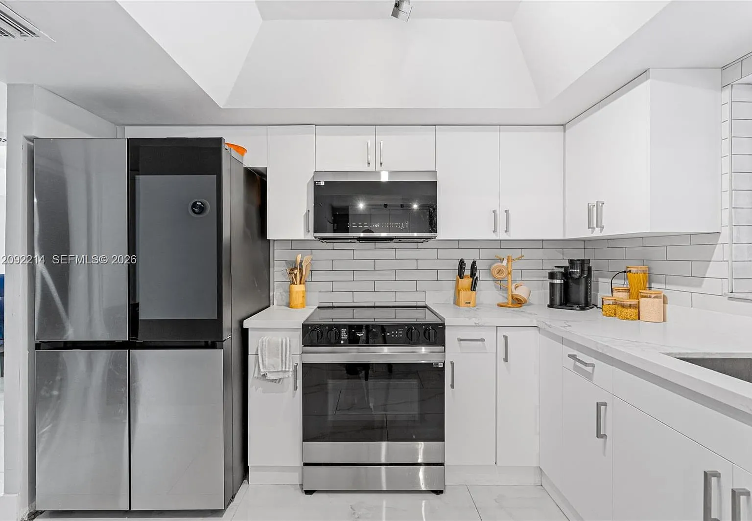 4 bed, 2.5 bath, 2022 sqft, $4,500 — Photo 1
