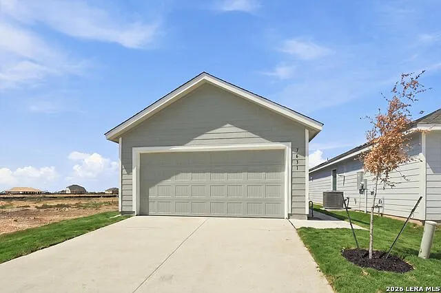 3 bed, 2.0 bath, 1049 sqft, $1,349 — Photo 1