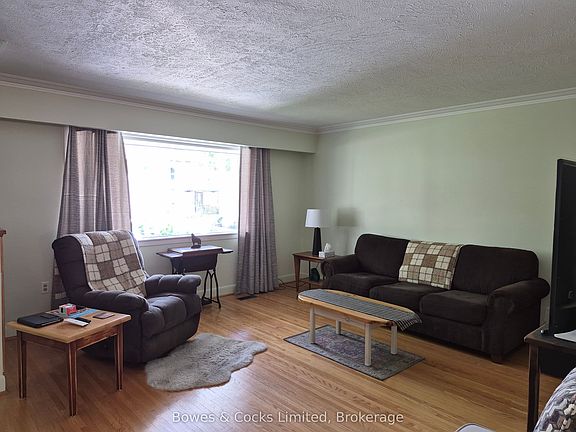 3rd image of 101 Russell St W