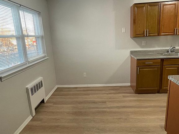 3rd image of 2250 Woodbridge Ave APT 4