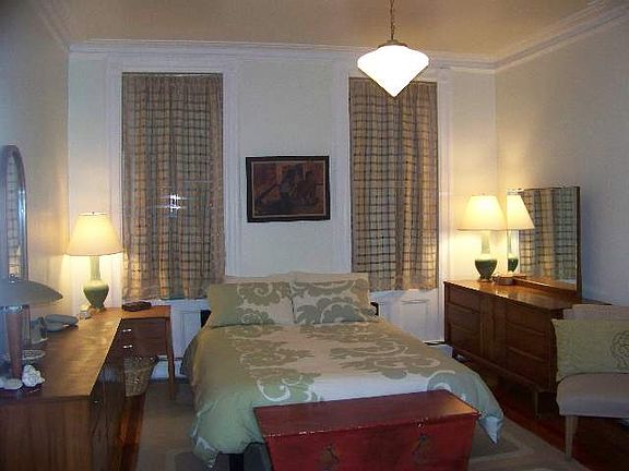 4th image of 1118 Hudson St APT 4