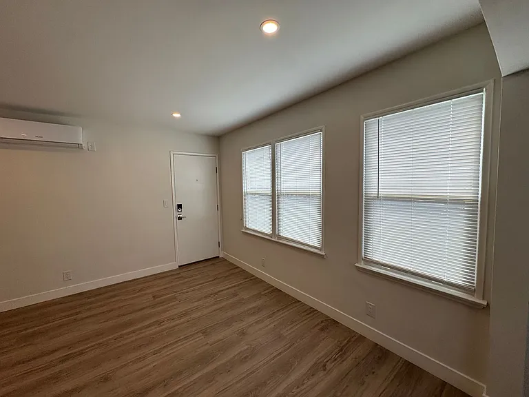 3414 Overland — Photo 16