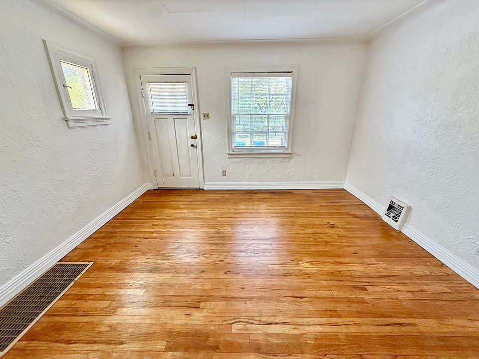Family room w/ fresh paint & hardwood floors