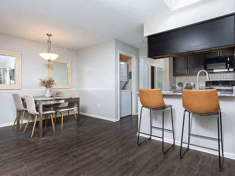 Lakeshore Apartments — Photo 17