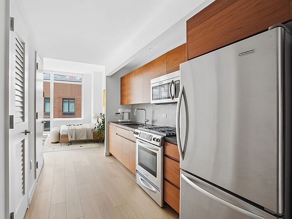 4th image of 550 W 45th St APT 312