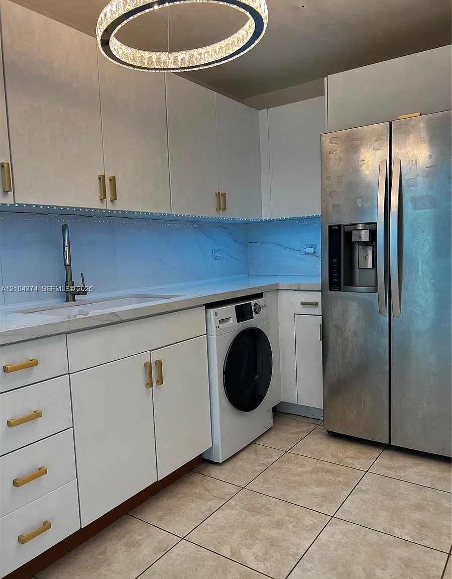 7501 E Treasure Dr — Photo 3