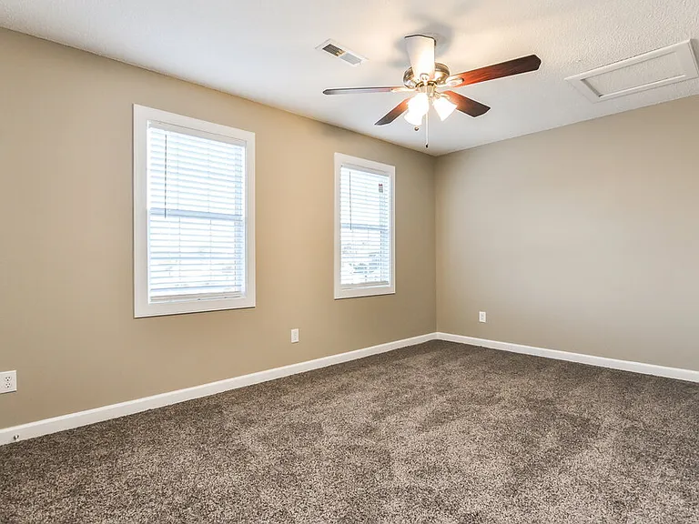 101 Mayfair Ct — Photo 12