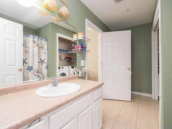 Full Bath w/ Laundry