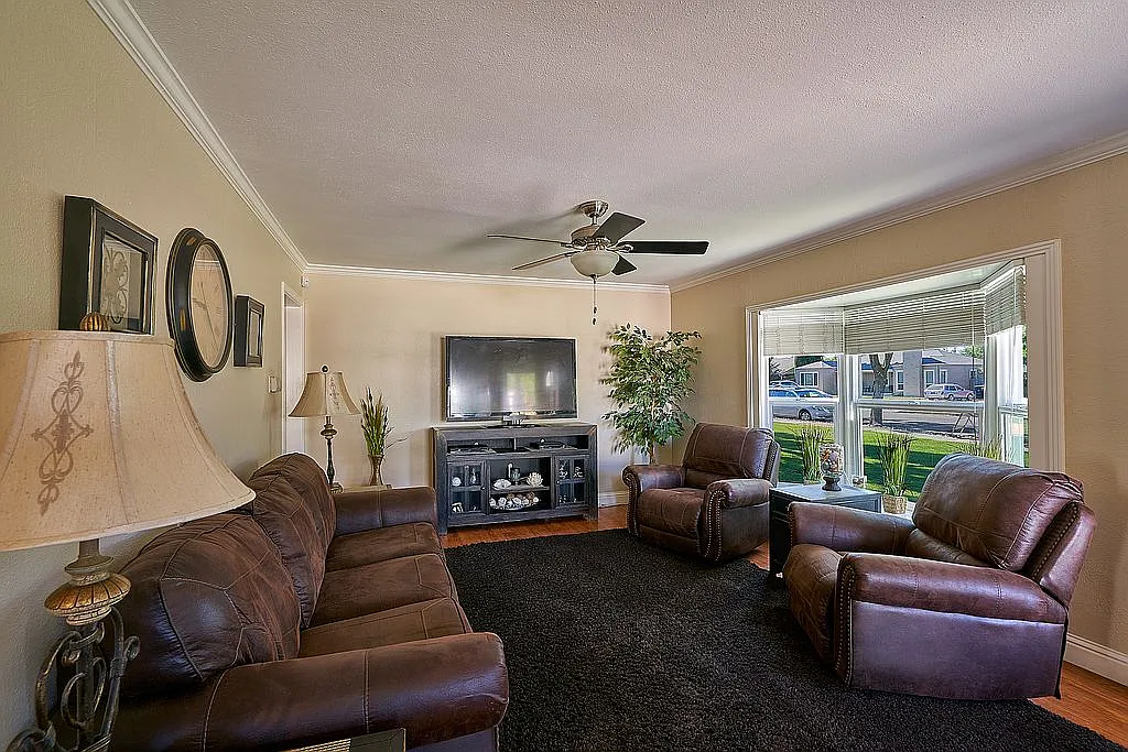 227 Hollywood Ave photo 1