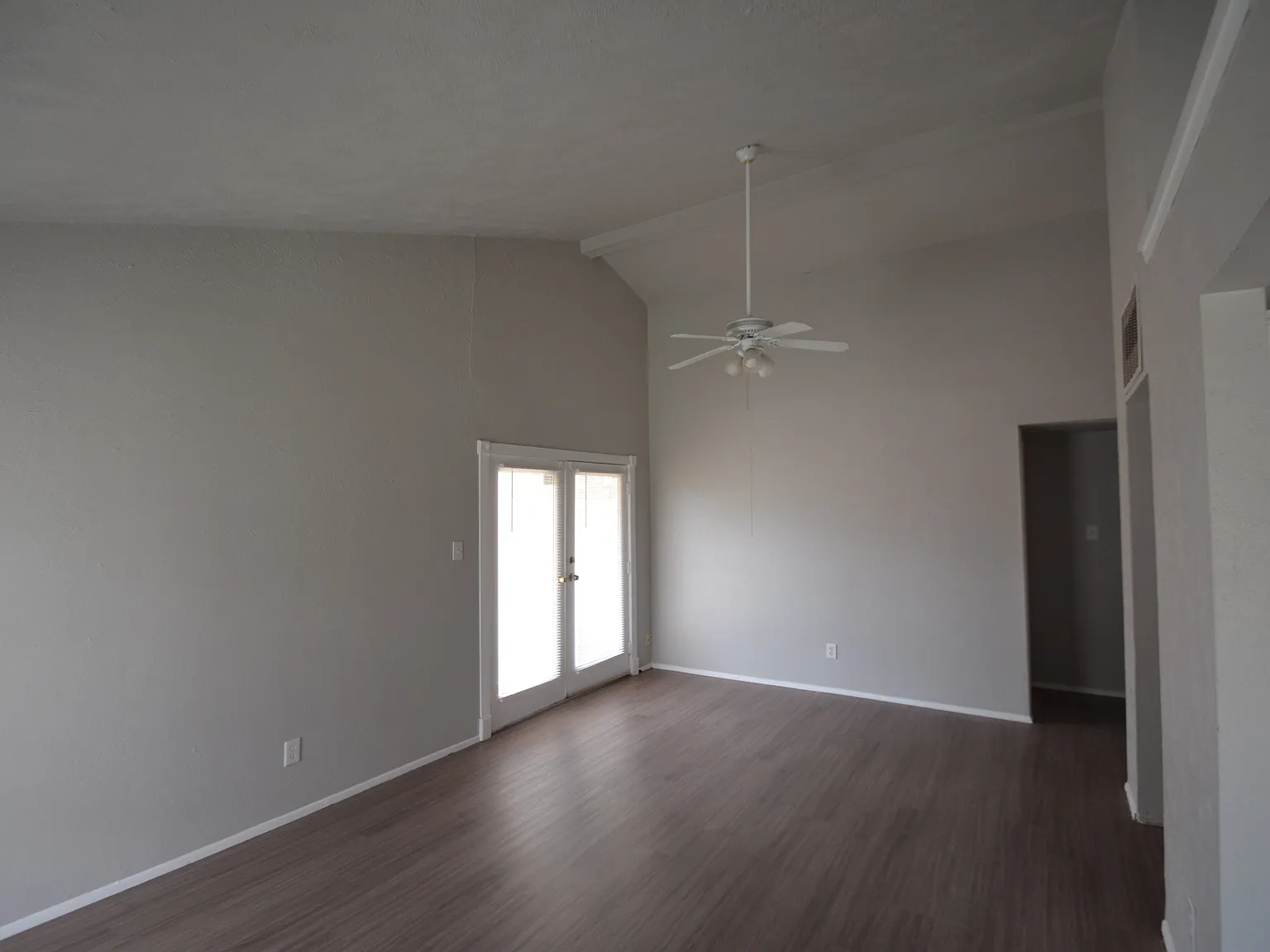 3 bed, 1060 sqft, $1,395 — Photo 3