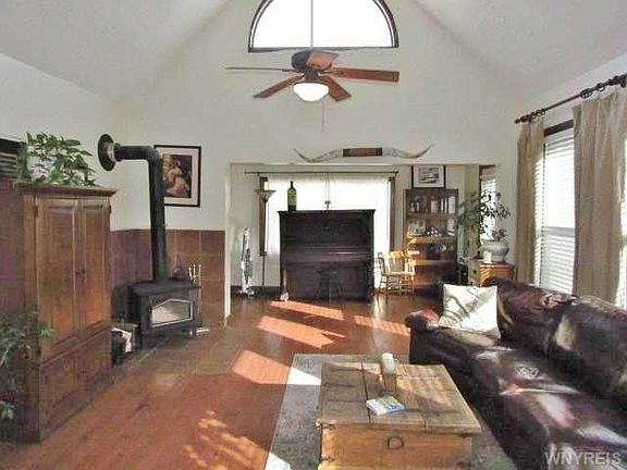 4th image of 160 Hinman Ave