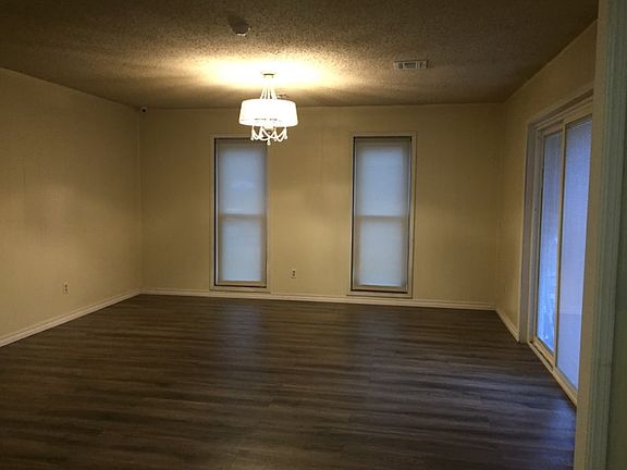 3rd image of 8801 Oakridge Dr