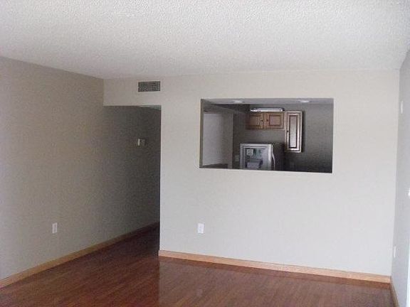 3rd image of 702 SW 81st Ave