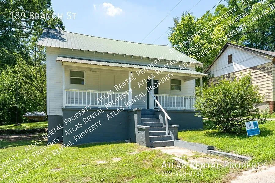 3 Bedroom/1 Bath Move in Ready! Pet Friendly — Photo 2