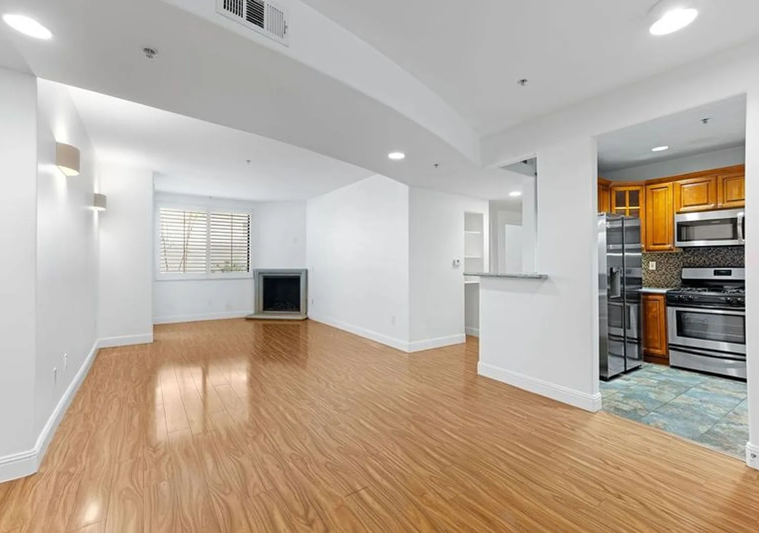 Modern 3 Bed, 2 Bath Condo for Lease 1,320 Sq Ft Prime Sherman Oaks Location — Photo 4