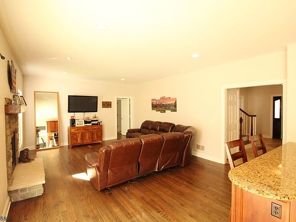 3rd image of 33 Fawn Hollow Dr