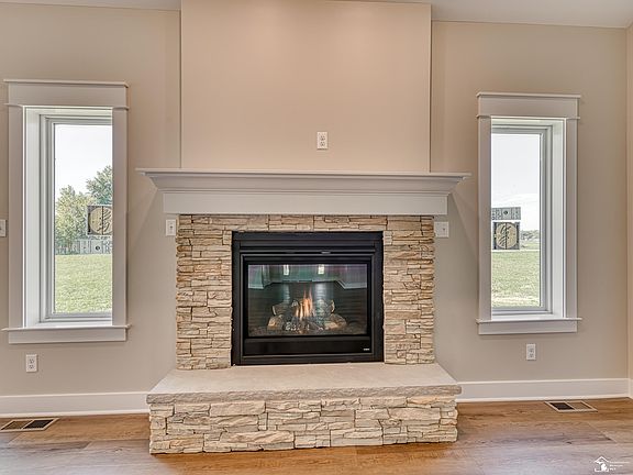 4th image of 792 E Sweet Briar Ln