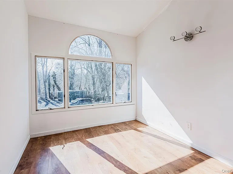 606 E Jericho Tpke — Photo 14