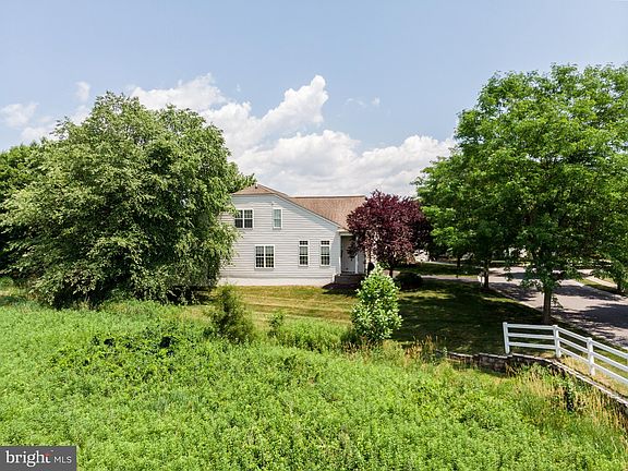 4th image of 427 Lilac Dr