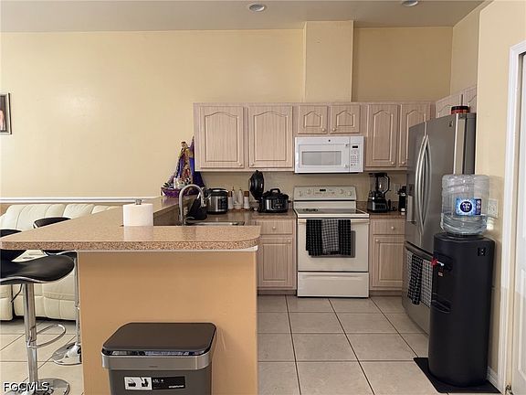 4th image of 920 SE 6th Ct