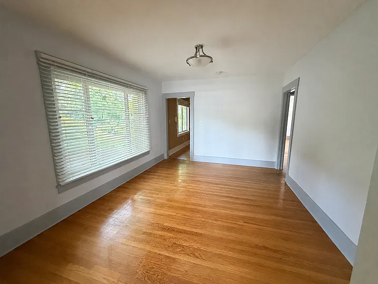 323 Arlington Ave #UPSTAIRS — Photo 6