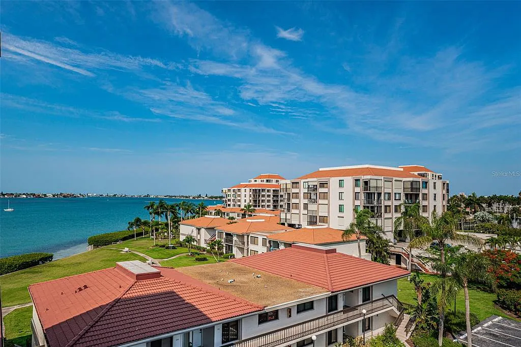 1 bed, 1.5 bath, 780 sqft, $1,895 — Photo 2