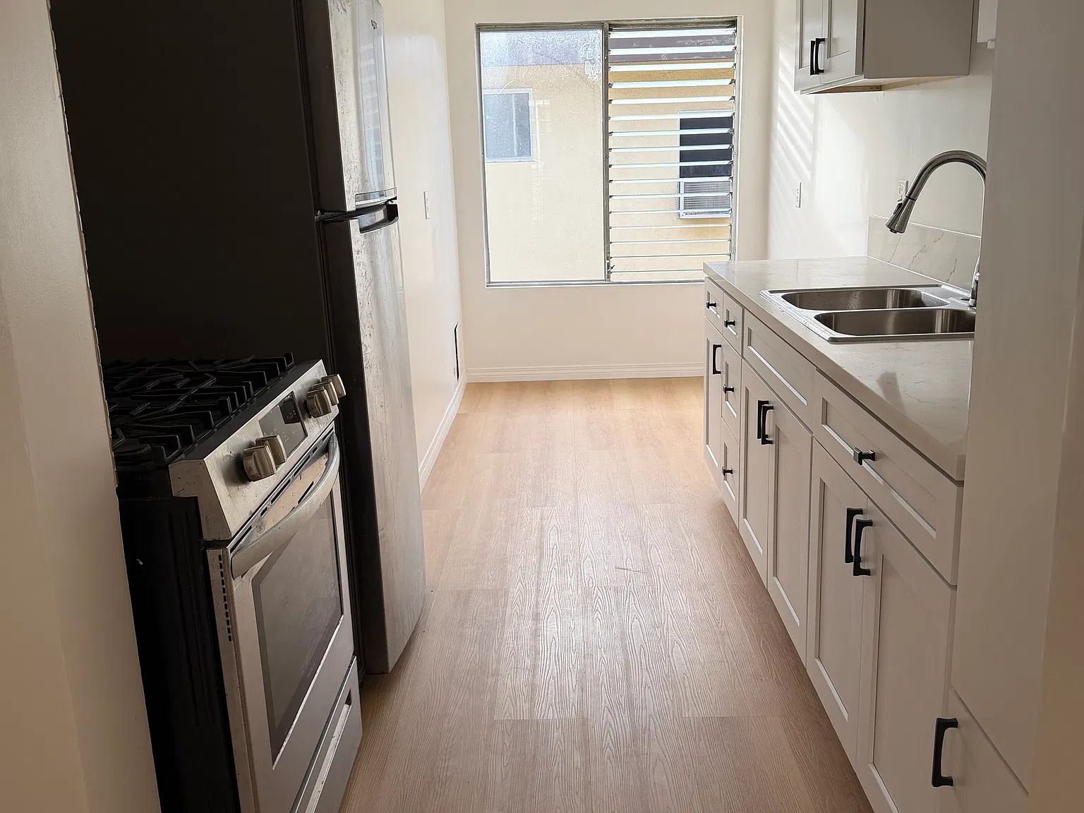 2 bed, 850 sqft, $2,200 — Photo 3
