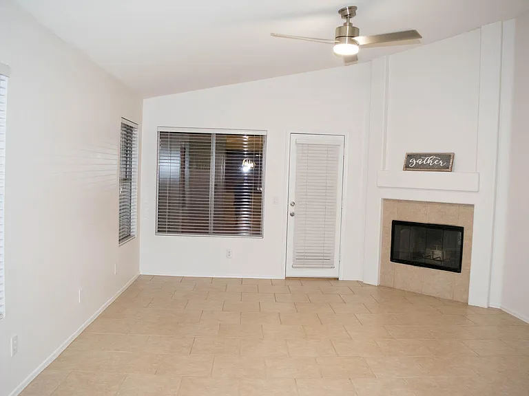 4709 E Abraham Ln — Photo 7
